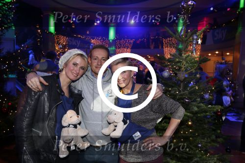 Hilversum 7 december 2012
Sky radio opbouwen Christmas tree (kerstboom) voor goede doelen. Anouk Smulders en Anita Witzier voor stichting hulphond
Peter Smulders bv