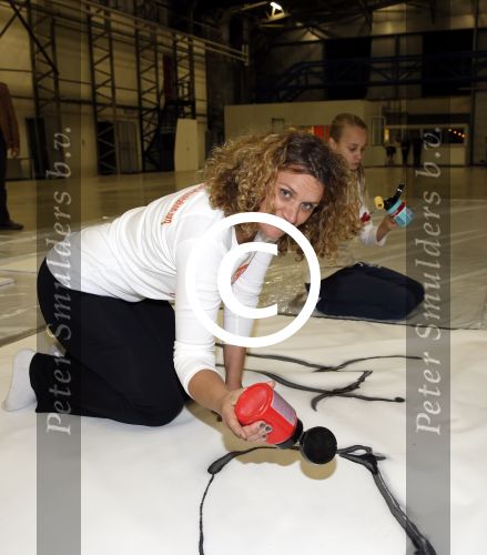 Katwijk Leiden 28 november 2012
Edwin en Annemarie v d sar en hun kinderen Joe en Lynn maken schilderije met Pim Smit die verkocht gaan worden voor de edwin v d Sar foundation.
Peter Smulders bv