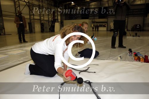 Katwijk Leiden 28 november 2012
Edwin en Annemarie v d sar en hun kinderen Joe en Lynn maken schilderije met Pim Smit die verkocht gaan worden voor de edwin v d Sar foundation.
Peter Smulders bv