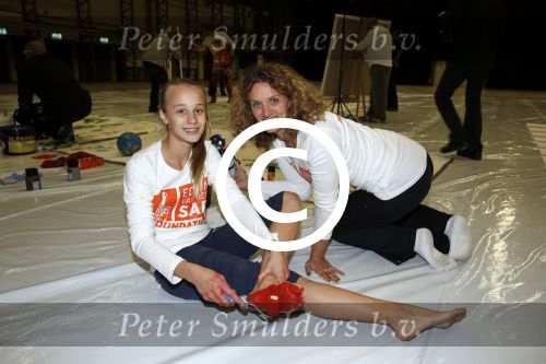 Katwijk Leiden 28 november 2012
Edwin en Annemarie v d sar en hun kinderen Joe en Lynn maken schilderije met Pim Smit die verkocht gaan worden voor de edwin v d Sar foundation.
Peter Smulders bv