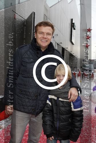 Amsterdam 25 november 2012
Premiere de vijf legendes in pathe arena. Bastiaan ragas met dochter en zoon Sem
Peter Smulders bv