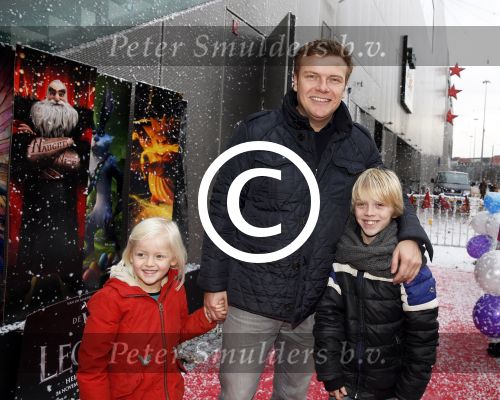 Amsterdam 25 november 2012
Premiere de vijf legendes in pathe arena. Bastiaan ragas met dochter en zoon Sem
Peter Smulders bv