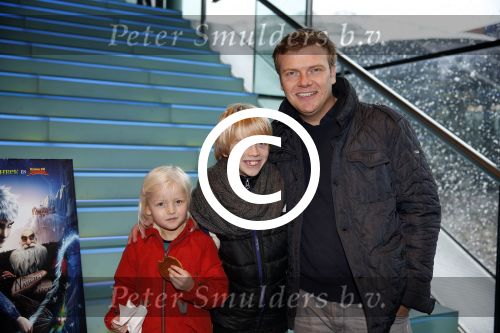 Amsterdam 25 november 2012
Premiere de vijf legendes in pathe arena. Bastiaan ragas met dochter en zoon Sem
Peter Smulders bv