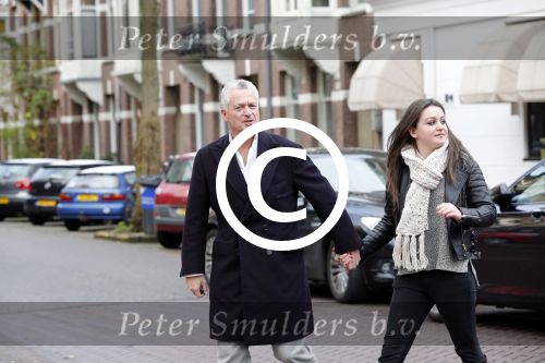 Amsterdam 6 december 2012
Bram Moszkowicz met zijn dochter op de cornelis schuytstraat.
Peter Smulders bv