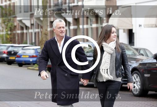 Amsterdam 6 december 2012
Bram Moszkowicz met zijn dochter op de cornelis schuytstraat.
Peter Smulders bv