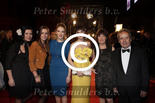 Amsterdam 19 november 2012
Premiere alles is familie in het nieuwe de la mar theater. Carice en Jelka v Houten met hun ouders
Peter Smulders bv