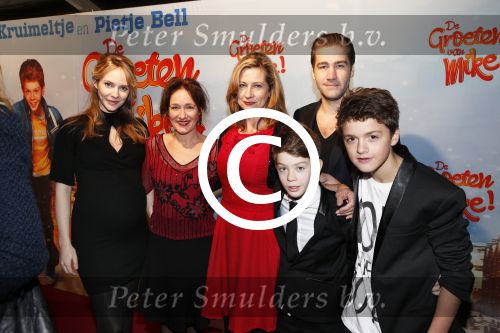Amsterdam 9 december 2012
Premiere groeten van Mike in Tuschinski. cast met oa v Maas Bronkhuyzenâ€¨Bracha van Doesburghâ€¨Carine Crutzenâ€¨Leona Philippoâ€¨Faas Wijnâ€¨Nasrdin Dchar
Peter Smulders bv