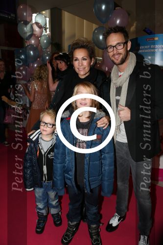 Amsterdam, 9 December 2012
Premiere Speelfilm de Drie Bengeltjes van K3
Charly Luske met Tanja Jess en hun kinderen
Foto Peter Smulders BV