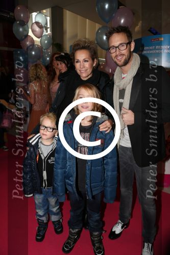 Amsterdam, 9 December 2012
Premiere Speelfilm de Drie Bengeltjes van K3
Charly Luske met Tanja Jess en hun kinderen
Foto Peter Smulders BV