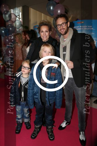 Amsterdam, 9 December 2012
Premiere Speelfilm de Drie Bengeltjes van K3
Charly Luske met Tanja Jess en hun kinderen
Foto Peter Smulders BV