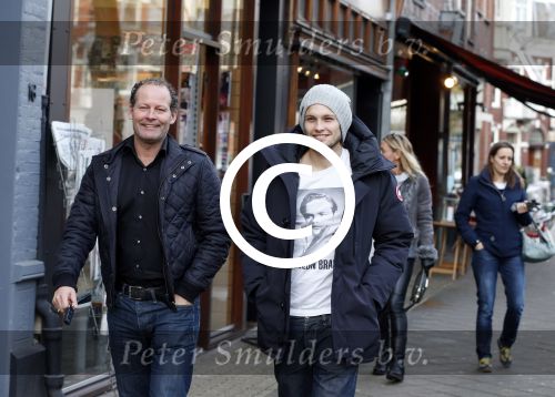 Amsterdam 6 december 2012
Danny Blind met zijn zoon Daley op de cornelis schuytstraat.
Peter Smulders bv