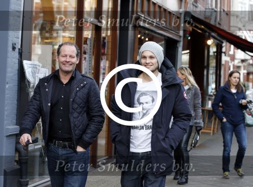 Amsterdam 6 december 2012
Danny Blind met zijn zoon Daley op de cornelis schuytstraat.
Peter Smulders bv