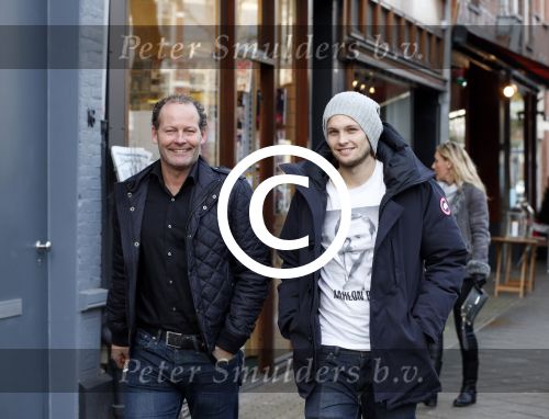 Amsterdam 6 december 2012
Danny Blind met zijn zoon Daley op de cornelis schuytstraat.
Peter Smulders bv