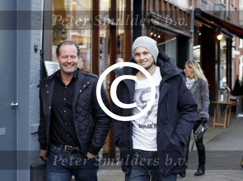 Amsterdam 6 december 2012
Danny Blind met zijn zoon Daley op de cornelis schuytstraat.
Peter Smulders bv