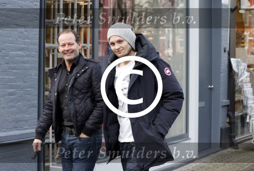 Amsterdam 6 december 2012
Danny Blind met zijn zoon Daley op de cornelis schuytstraat.
Peter Smulders bv