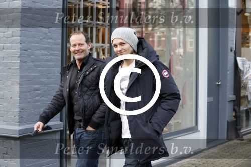 Amsterdam 6 december 2012
Danny Blind met zijn zoon Daley op de cornelis schuytstraat.
Peter Smulders bv