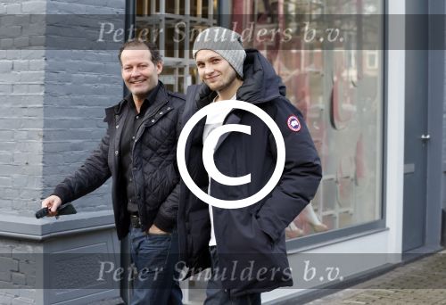 Amsterdam 6 december 2012
Danny Blind met zijn zoon Daley op de cornelis schuytstraat.
Peter Smulders bv