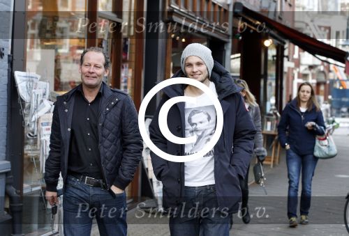 Amsterdam 6 december 2012
Danny Blind met zijn zoon Daley op de cornelis schuytstraat.
Peter Smulders bv