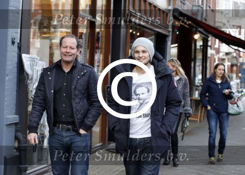 Amsterdam 6 december 2012
Danny Blind met zijn zoon Daley op de cornelis schuytstraat.
Peter Smulders bv