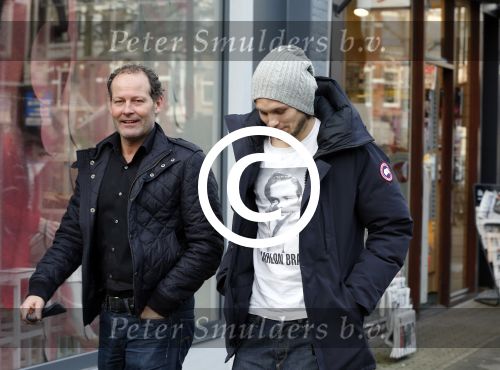 Amsterdam 6 december 2012
Danny Blind met zijn zoon Daley op de cornelis schuytstraat.
Peter Smulders bv