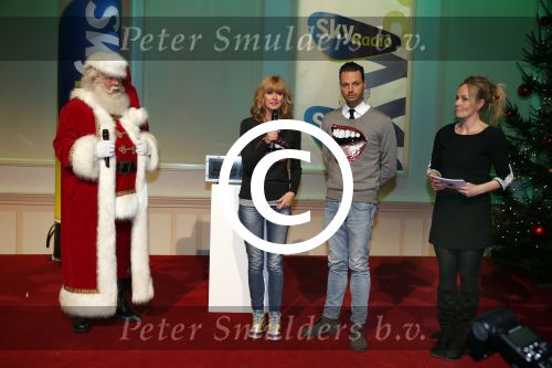 Hilversum 7 december 2012
Sky radio opbouwen Christmas tree (kerstboom) voor goede doelen. daphne Deckers en Fred v Leer
Peter Smulders bv