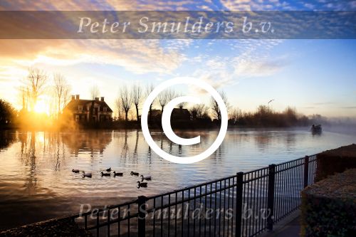 Nigtevecht 30 november 2012
De zon komt op achter ons huis met een beestje mist op de vecht.
Peter Smulders bv