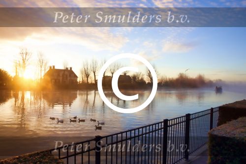 Nigtevecht 30 november 2012
De zon komt op achter ons huis met een beestje mist op de vecht.
Peter Smulders bv