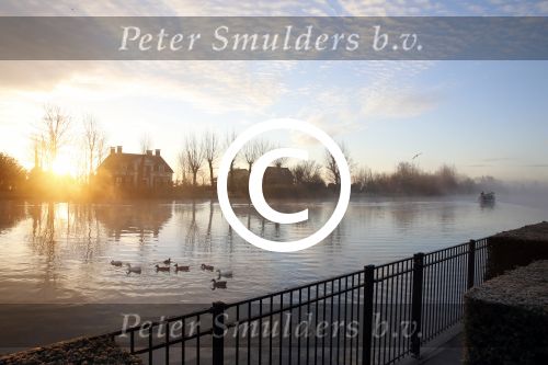 Nigtevecht 30 november 2012
De zon komt op achter ons huis met een beestje mist op de vecht.
Peter Smulders bv