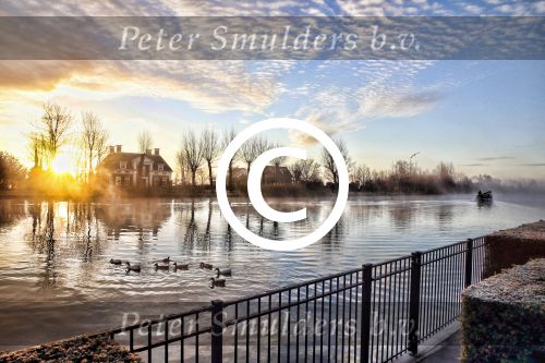 Nigtevecht 30 november 2012
De zon komt op achter ons huis met een beestje mist op de vecht.
Peter Smulders bv