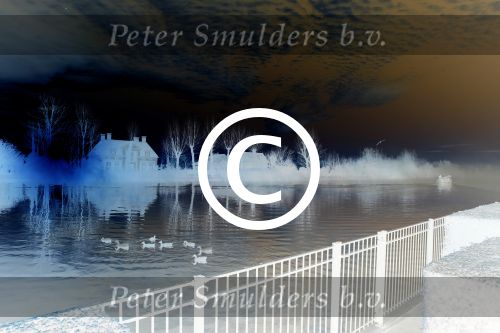 Nigtevecht 30 november 2012
De zon komt op achter ons huis met een beestje mist op de vecht.
Peter Smulders bv