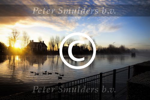 Nigtevecht 30 november 2012
De zon komt op achter ons huis met een beestje mist op de vecht.
Peter Smulders bv