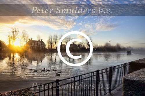 Nigtevecht 30 november 2012
De zon komt op achter ons huis met een beestje mist op de vecht.
Peter Smulders bv