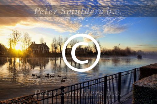 Nigtevecht 30 november 2012
De zon komt op achter ons huis met een beestje mist op de vecht.
Peter Smulders bv