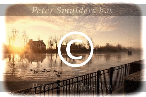 Nigtevecht 30 november 2012
De zon komt op achter ons huis met een beestje mist op de vecht.
Peter Smulders bv