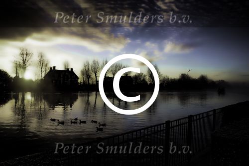 Nigtevecht 30 november 2012
De zon komt op achter ons huis met een beestje mist op de vecht.
Peter Smulders bv