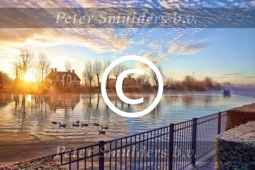 Nigtevecht 30 november 2012
De zon komt op achter ons huis met een beestje mist op de vecht.
Peter Smulders bv