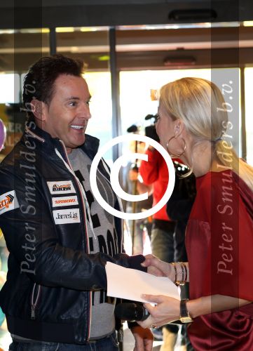 Amsterdam Zuid-Oost, 11 December 2012
Hamburgers bakken met Gerard Joling, Robert ten Brink, Ajouad El-Miloudi en
Bobbie ( Van Ernst en de rest) voor het goede doel, de Ronald McDonald Stichting Debbie de Wagenaar, Interim Manager Communications, Public Affairs bij McDonald\'s Nederland
Foto Peter Smulders BV