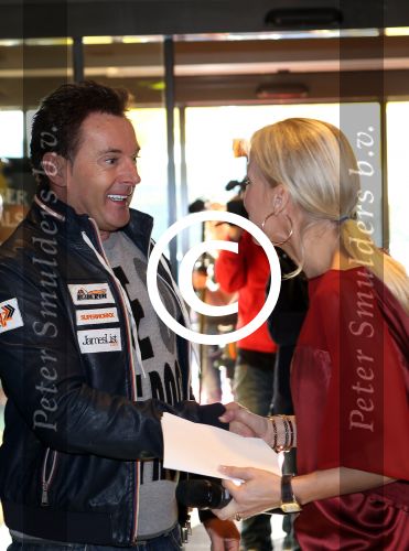 Amsterdam Zuid-Oost, 11 December 2012
Hamburgers bakken met Gerard Joling, Robert ten Brink, Ajouad El-Miloudi en
Bobbie ( Van Ernst en de rest) voor het goede doel, de Ronald McDonald Stichting Debbie de Wagenaar, Interim Manager Communications, Public Affairs bij McDonald\'s Nederland
Foto Peter Smulders BV