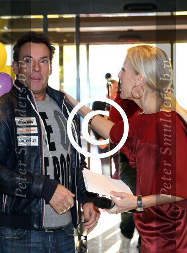 Amsterdam Zuid-Oost, 11 December 2012
Hamburgers bakken met Gerard Joling, Robert ten Brink, Ajouad El-Miloudi en
Bobbie ( Van Ernst en de rest) voor het goede doel, de Ronald McDonald Stichting Debbie de Wagenaar, Interim Manager Communications, Public Affairs bij McDonald\'s Nederland
Foto Peter Smulders BV