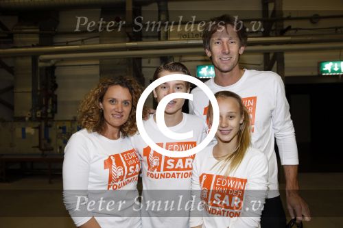 Katwijk Leiden 28 november 2012
Edwin en Annemarie v d sar en hun kinderen Joe en Lynn maken schilderije met Pim Smit die verkocht gaan worden voor de edwin v d Sar foundation.
Peter Smulders bv