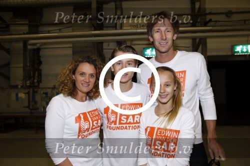 Katwijk Leiden 28 november 2012
Edwin en Annemarie v d sar en hun kinderen Joe en Lynn maken schilderije met Pim Smit die verkocht gaan worden voor de edwin v d Sar foundation.
Peter Smulders bv