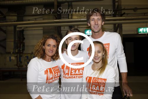 Katwijk Leiden 28 november 2012
Edwin en Annemarie v d sar en hun kinderen Joe en Lynn maken schilderije met Pim Smit die verkocht gaan worden voor de edwin v d Sar foundation.
Peter Smulders bv