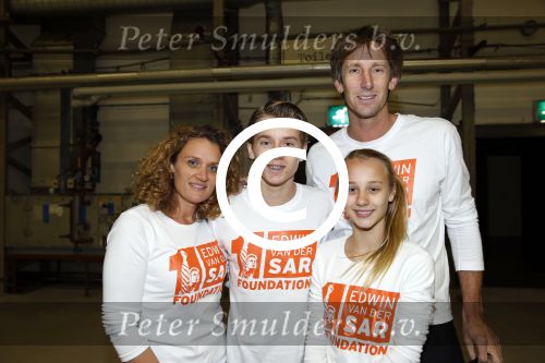 Katwijk Leiden 28 november 2012
Edwin en Annemarie v d sar en hun kinderen Joe en Lynn maken schilderije met Pim Smit die verkocht gaan worden voor de edwin v d Sar foundation.
Peter Smulders bv