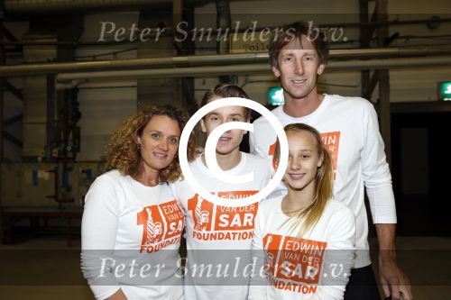 Katwijk Leiden 28 november 2012
Edwin en Annemarie v d sar en hun kinderen Joe en Lynn maken schilderije met Pim Smit die verkocht gaan worden voor de edwin v d Sar foundation.
Peter Smulders bv
