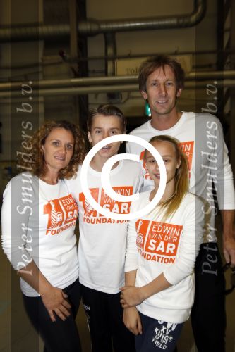 Katwijk Leiden 28 november 2012
Edwin en Annemarie v d sar en hun kinderen Joe en Lynn maken schilderije met Pim Smit die verkocht gaan worden voor de edwin v d Sar foundation.
Peter Smulders bv