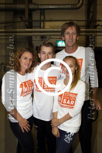 Katwijk Leiden 28 november 2012
Edwin en Annemarie v d sar en hun kinderen Joe en Lynn maken schilderije met Pim Smit die verkocht gaan worden voor de edwin v d Sar foundation.
Peter Smulders bv