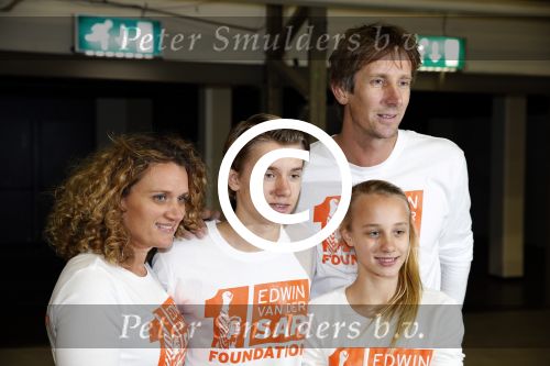 Katwijk Leiden 28 november 2012
Edwin en Annemarie v d sar en hun kinderen Joe en Lynn maken schilderije met Pim Smit die verkocht gaan worden voor de edwin v d Sar foundation.
Peter Smulders bv