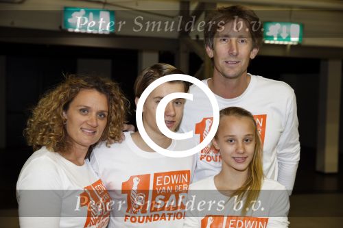 Katwijk Leiden 28 november 2012
Edwin en Annemarie v d sar en hun kinderen Joe en Lynn maken schilderije met Pim Smit die verkocht gaan worden voor de edwin v d Sar foundation.
Peter Smulders bv