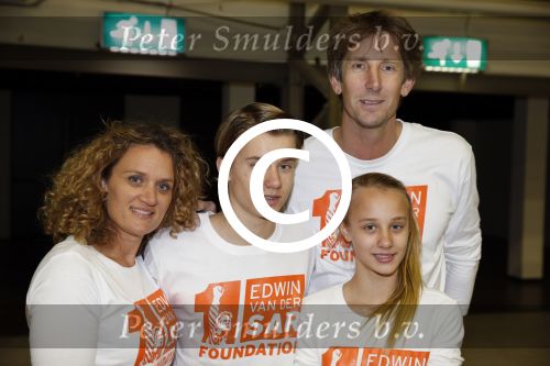Katwijk Leiden 28 november 2012
Edwin en Annemarie v d sar en hun kinderen Joe en Lynn maken schilderije met Pim Smit die verkocht gaan worden voor de edwin v d Sar foundation.
Peter Smulders bv