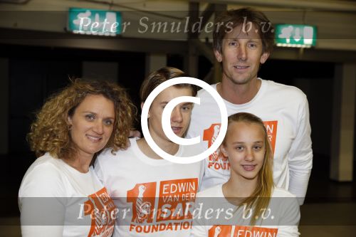 Katwijk Leiden 28 november 2012
Edwin en Annemarie v d sar en hun kinderen Joe en Lynn maken schilderije met Pim Smit die verkocht gaan worden voor de edwin v d Sar foundation.
Peter Smulders bv